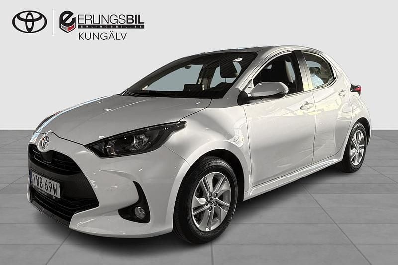 Vit Begagnad 2024 Toyota Yaris Hybrid Active | 234 900 kr (Superpris) - Bild 1/3