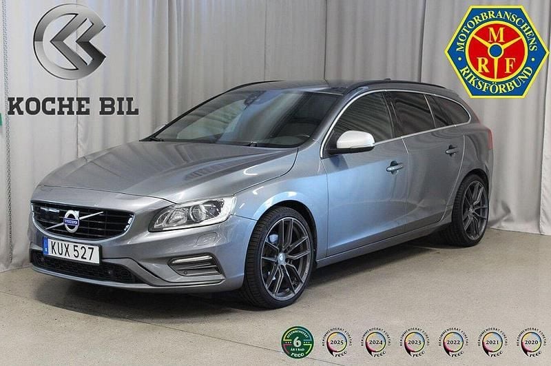 Grå Begagnad 2017 Volvo V60 R-Design Kombi | 167 900 kr (Marknadspris) - Bild 1/4