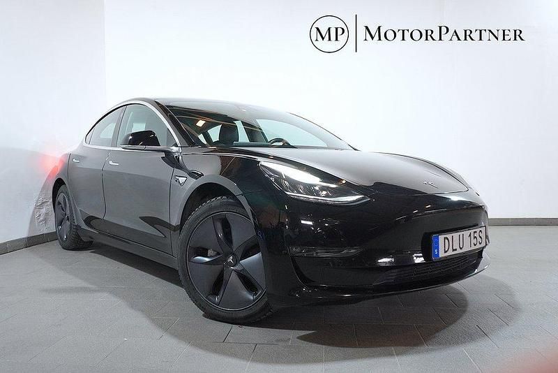 Svart Begagnad 2019 Tesla Model 3 Sedan | 239 900 kr (Marknadspris) - Bild 1/4