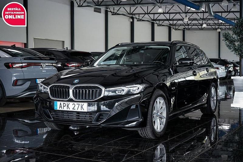 Svart Begagnad 2022 BMW 330e Kombi | 324 500 kr (Marknadspris) - Bild 1/4