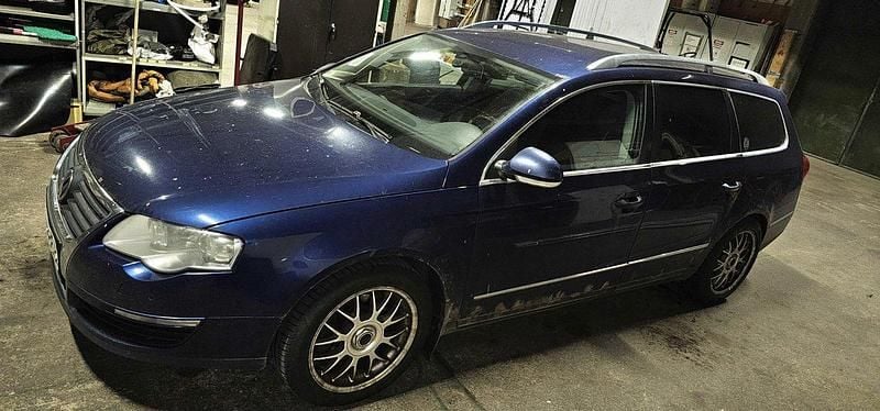 Blå Begagnad 2007 VW Passat Sportline Kombi | 15 000 kr (Marknadspris) - Bild 1/4