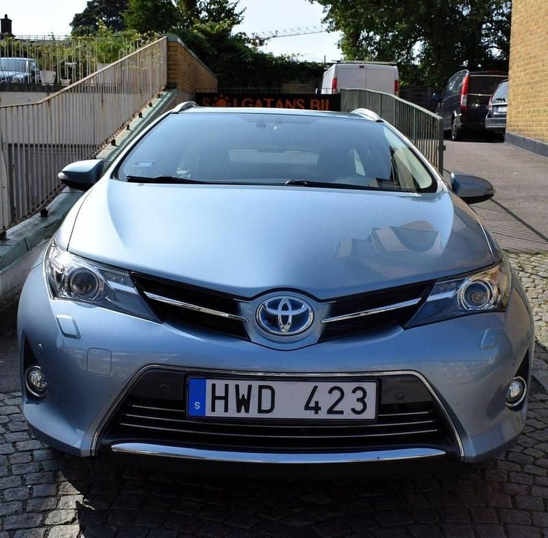Ljusblå (blå) Begagnad 2014 Toyota Auris Touring Sports Executive Kombi | 148 000 kr (Marknadspris) - Bild 1/4