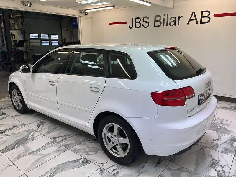 Begagnad Audi A3 Attraction 105 HK (77 kW) 2011 Vit Halvkombi