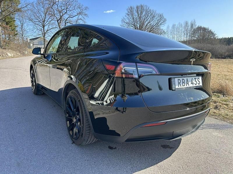 Svart Begagnad 2024 Tesla Model Y Standard Range SUV | 460 000 kr (Lite dyr) - Bild 1/4