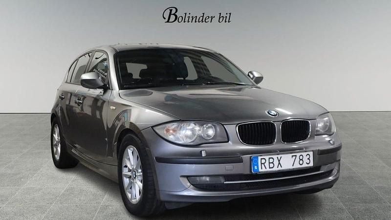 Grå Begagnad 2010 BMW 118 Halvkombi | 59 800 kr (Marknadspris) - Bild 1/4