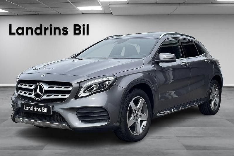 Mörkgrå (bergsgrå metallic) Begagnad 2018 Mercedes GLA180 AMG SUV | 229 000 kr - Bild 1/4