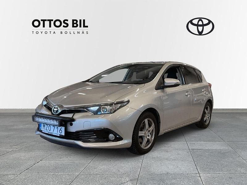 Silver Begagnad 2016 Toyota Auris Active Halvkombi | 129 000 kr (Marknadspris) - Bild 1/4