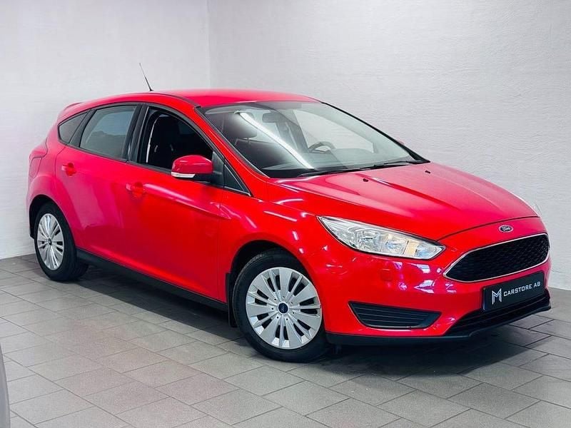 Röd Begagnad 2016 Ford Focus Trend Halvkombi | 79 900 kr (Bra pris) - Bild 1/4