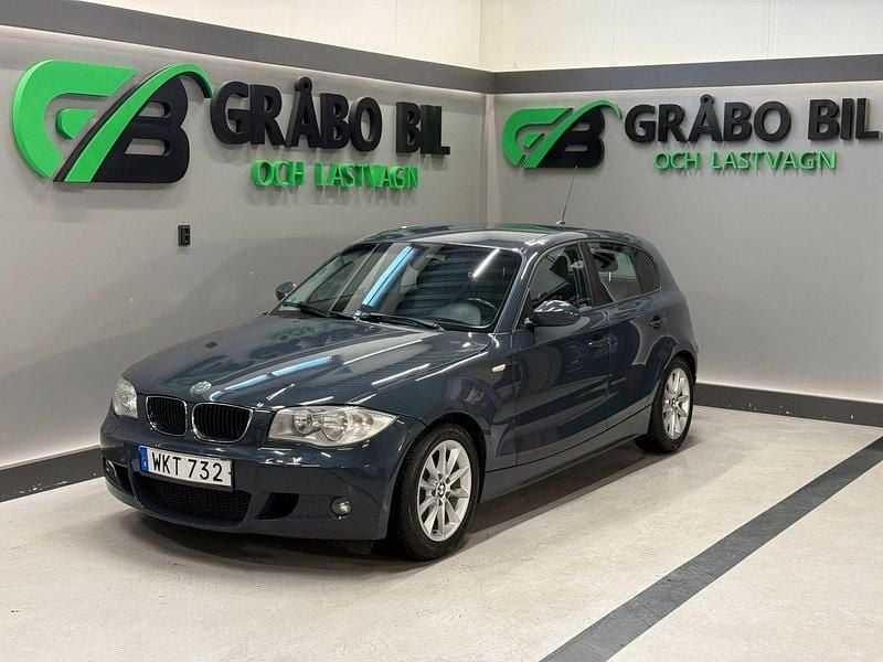 Mörkblå (blå) Begagnad 2005 BMW 120 Advantage Halvkombi | 49 900 kr (Marknadspris) - Bild 1/4