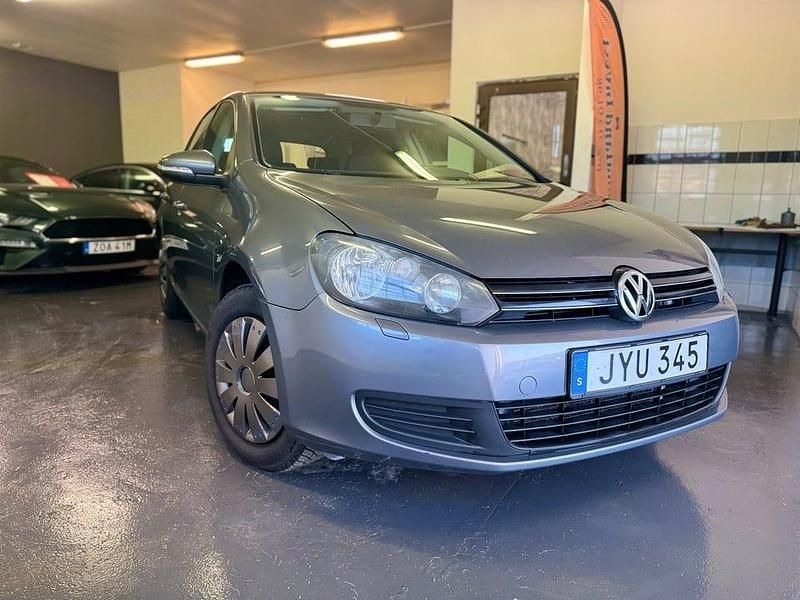 Grå Begagnad 2009 VW Golf VI Halvkombi | 46 900 kr (Marknadspris) - Bild 1/4