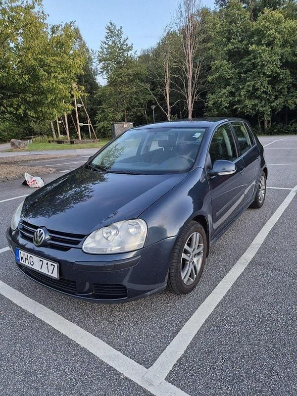 Grå Begagnad 2005 VW Golf IV Trendline Halvkombi | 34 900 kr (Marknadspris) - Bild 1/4
