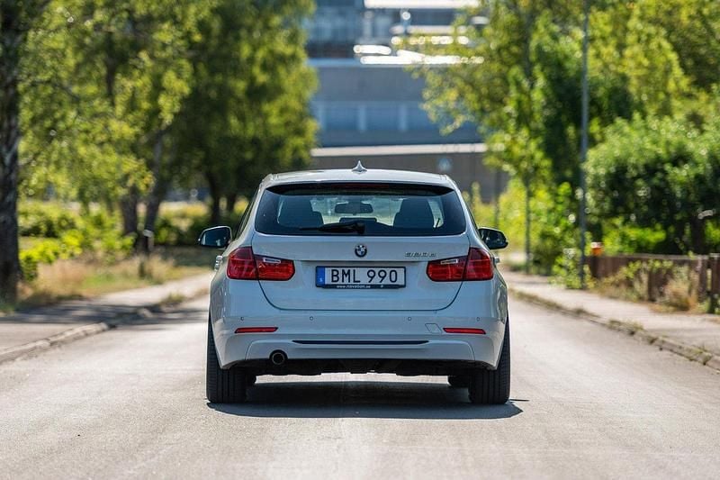 Vit Begagnad 2014 BMW 320 Sport Line Kombi | 75 000 kr (Bra pris) - Bild 1/4