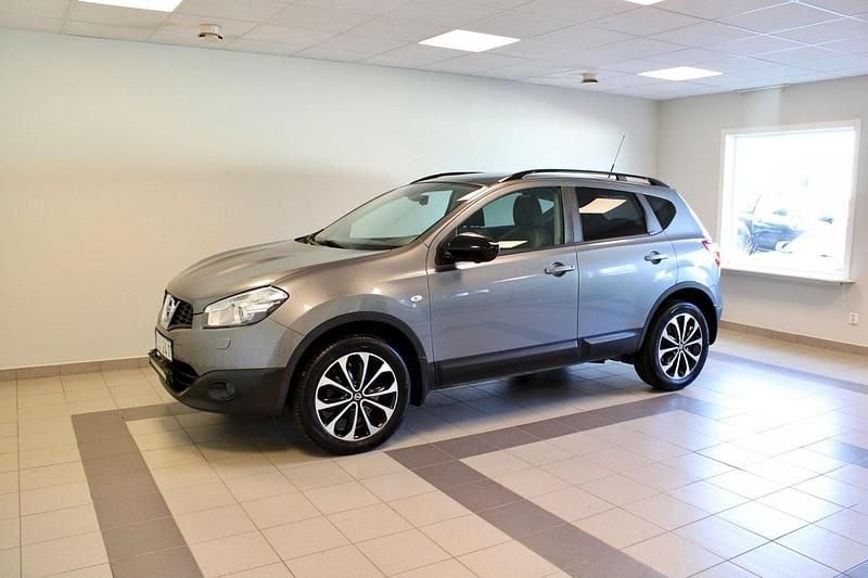 Grå Begagnad 2013 Nissan Qashqai 360º SUV | 99 900 kr (Bra pris) - Bild 1/4