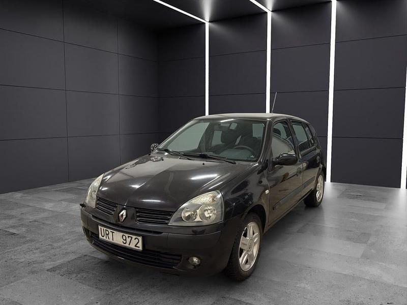 Begagnad Renault Clio II 75 HK (55 kW) 2004 Svart Halvkombi