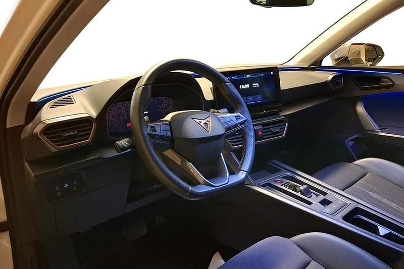 Begagnad Cupra Leon 151 HK (111 kW) 2023 Vit