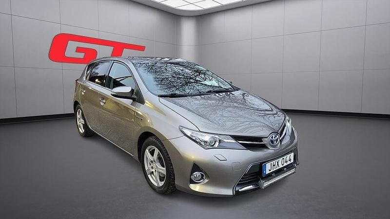 Brun Begagnad 2013 Toyota Auris Hybrid Edition Halvkombi | 139 900 kr (Marknadspris) - Bild 1/4