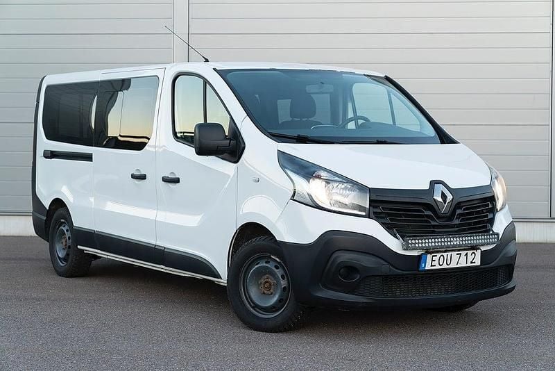 Vit Begagnad 2015 Renault Trafic Minibuss | 119 900 kr - Bild 1/4