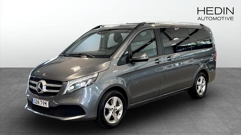Grå (grey) Begagnad 2022 Mercedes V220 Minibuss | 450 000 kr (Marknadspris) - Bild 1/4