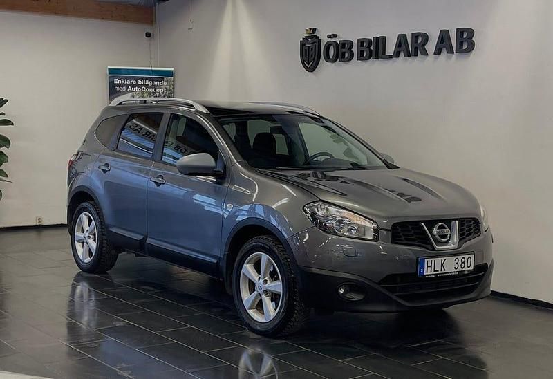 Grå Begagnad 2012 Nissan Qashqai +2 SUV | 74 900 kr (Marknadspris) - Bild 1/4