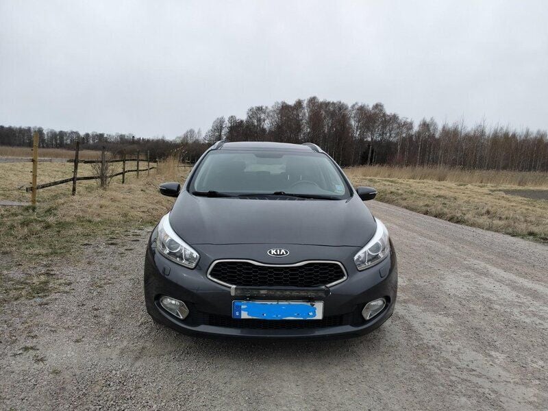 Grå Begagnad 2015 Kia Ceed Sportswagon Comfort Kombi | 95 000 kr (Marknadspris) - Bild 1/4