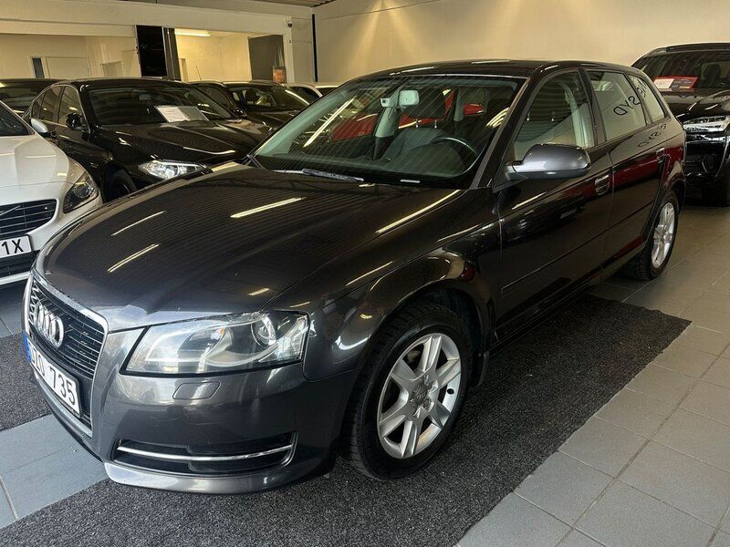 Grå Begagnad 2010 Audi A3 Sportback Attraction Halvkombi | 69 800 kr (Dyr) - Bild 1/4
