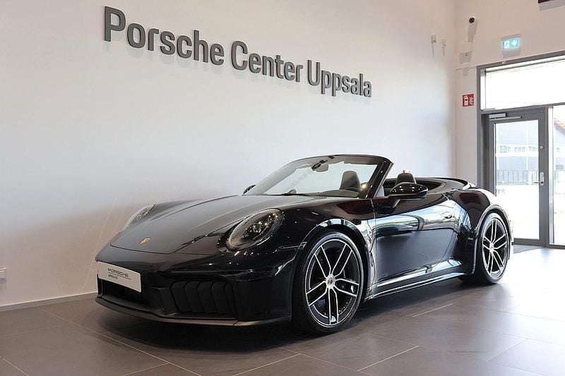 Svart (jet black metallic) Begagnad 2025 Porsche 911 Carrera 4 GTS Cab | 2 225 000 kr - Bild 1/4