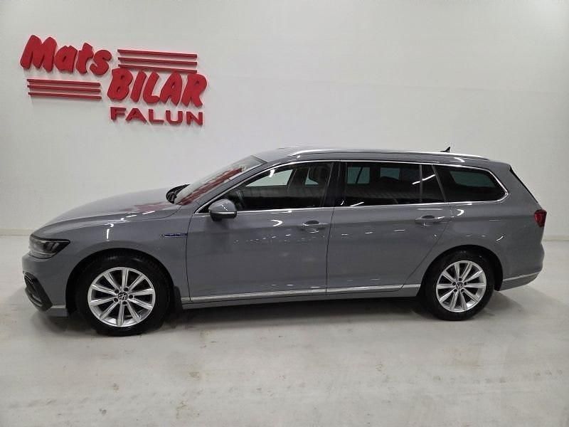 Grå Begagnad 2022 VW Passat GTE Kombi | 259 900 kr (Lite dyr) - Bild 1/4