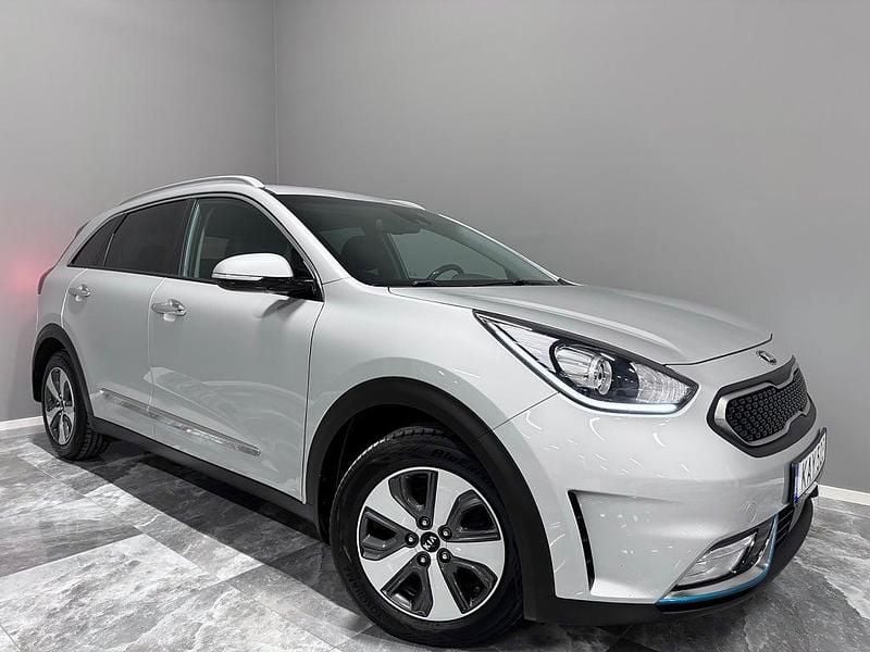 Grå Begagnad 2017 Kia Niro Advance SUV | 154 900 kr (Marknadspris) - Bild 1/4