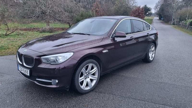Damastrot metallic Begagnad 2010 BMW 530 Gran Turismo Halvkombi | 115 000 kr (Marknadspris) - Bild 1/4