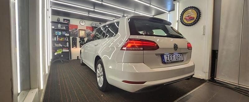 Vit Begagnad 2019 VW Golf VII Kombi | 69 999 kr (Bra pris) - Bild 1/4