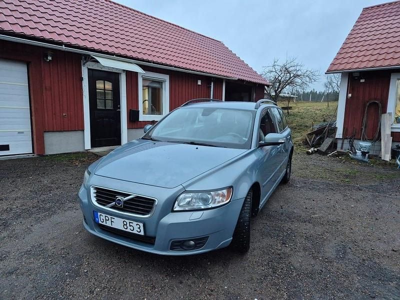 Ljus blå Begagnad 2008 Volvo V50 Kombi | 30 000 kr (Marknadspris) - Bild 1/4