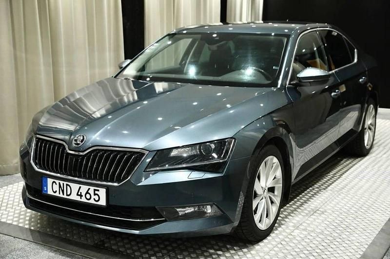 Grå metallic Begagnad 2017 Skoda Superb Kombi | 169 900 kr (Bra pris) - Bild 1/4