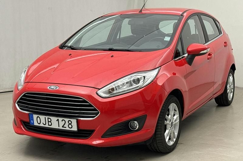 Röd Begagnad 2017 Ford Fiesta Titanium Halvkombi | 107 000 kr (Marknadspris) - Bild 1/4