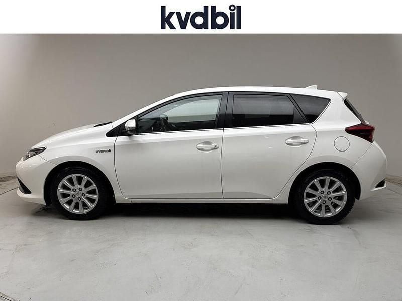 Begagnad Toyota Auris Hybrid 99 HK (72 kW) 2016 Vit