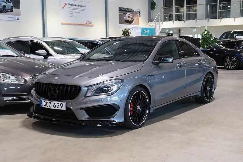 Mörkgrå (grå) Begagnad 2015 Mercedes CLA45 AMG AMG Sportkupé | 269 900 kr (Marknadspris) - Bild 1/4