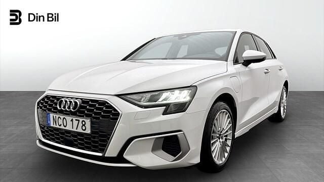 Ibisvit Begagnad 2023 Audi A3 Sportback e-tron Advanced Plus Sedan | 329 000 kr (Bra pris) - Bild 1/4