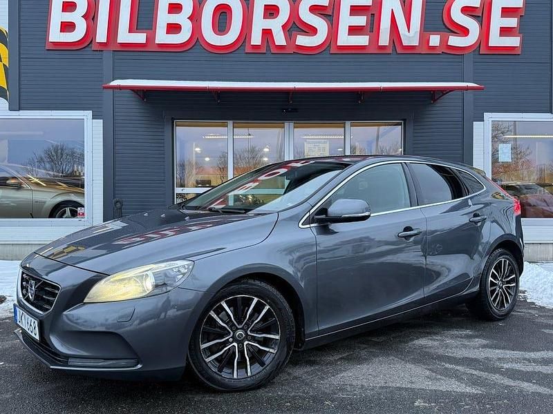 Grå Begagnad 2014 Volvo V40 Halvkombi | 99 000 kr (Marknadspris) - Bild 1/4