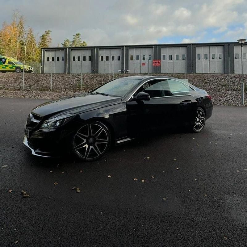 Svart Begagnad 2015 Mercedes E350 AMG Sportkupé | 299 000 kr (Marknadspris) - Bild 1/4