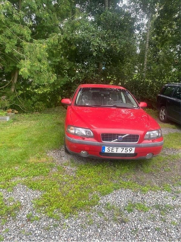 Röd Begagnad 2001 Volvo S60 Business Edition Sedan | 4 000 kr (Superpris) - Bild 1/4