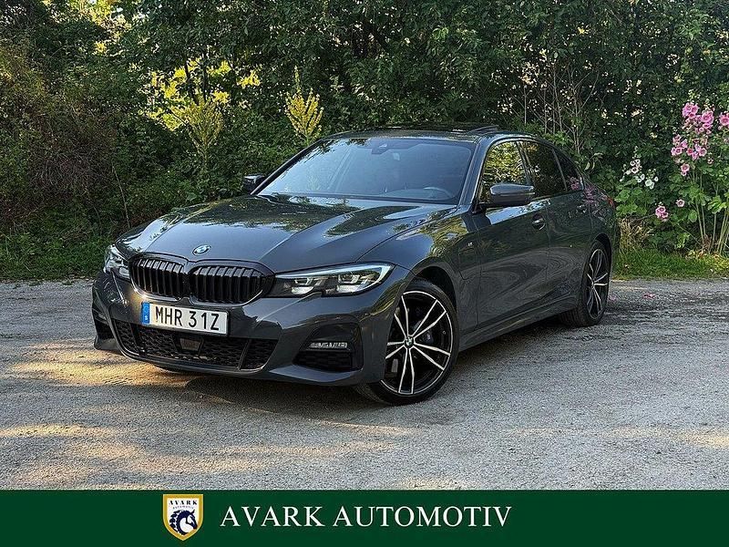 Grå Begagnad 2021 BMW 330e M Sport Sedan | 369 900 kr (Lite dyr) - Bild 1/4
