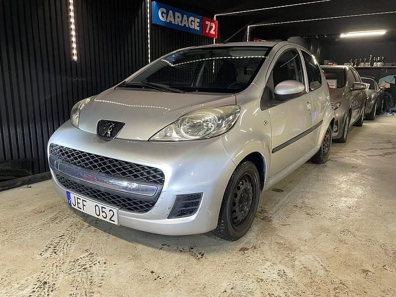 Grå Begagnad 2010 Peugeot 107 Halvkombi | 34 900 kr (Marknadspris) - Bild 1/4