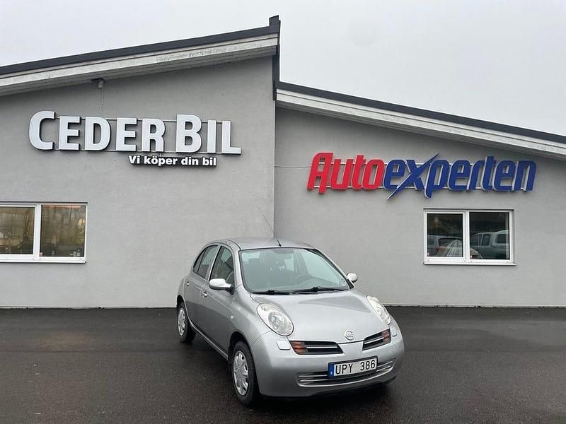 Silver Begagnad 2004 Nissan Micra Halvkombi | 37 000 kr (Marknadspris) - Bild 1/4