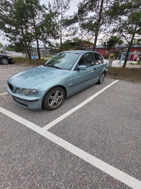Grön Begagnad 2002 BMW 318 Compact Halvkombi | 29 000 kr (Superpris) - Bild 1/2