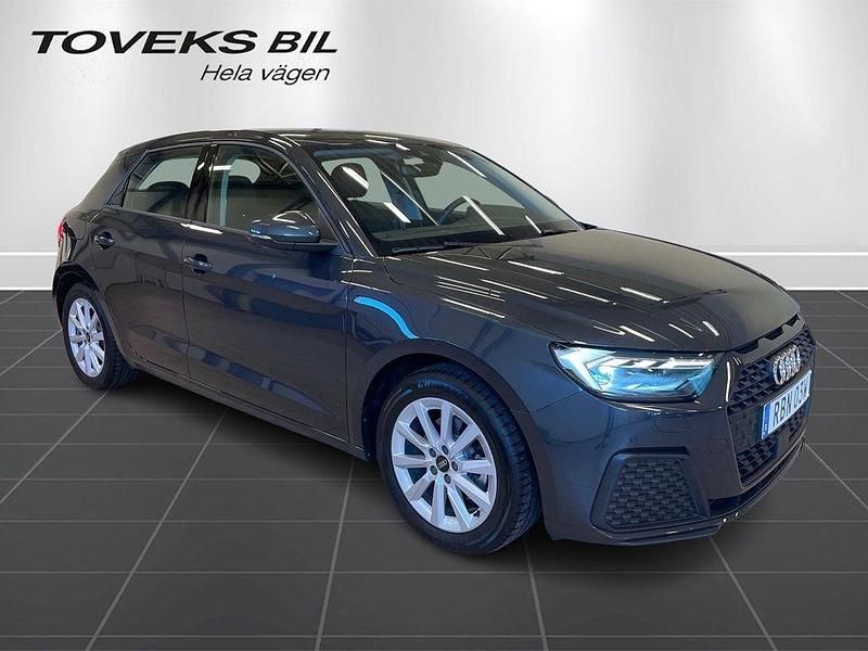 Manhattangrå metallic Begagnad 2025 Audi A1 Sportback Proline Halvkombi | 263 482 kr (Dyr) - Bild 1/4