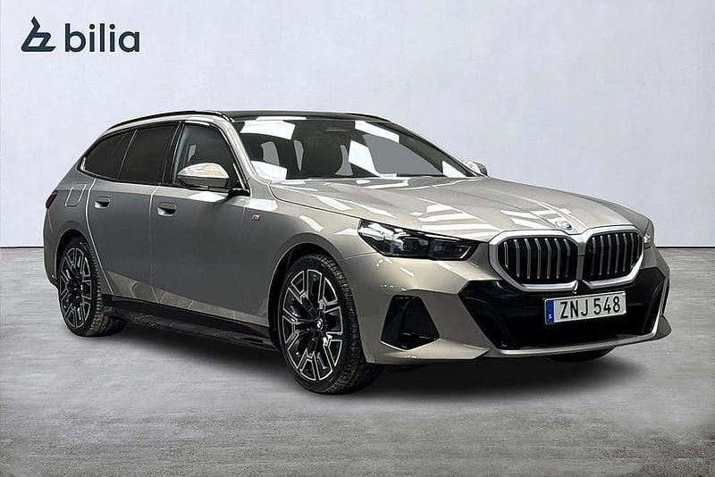 Grå Begagnad 2025 BMW 530e M Sport Kombi | 739 000 kr (Dyr) - Bild 1/4