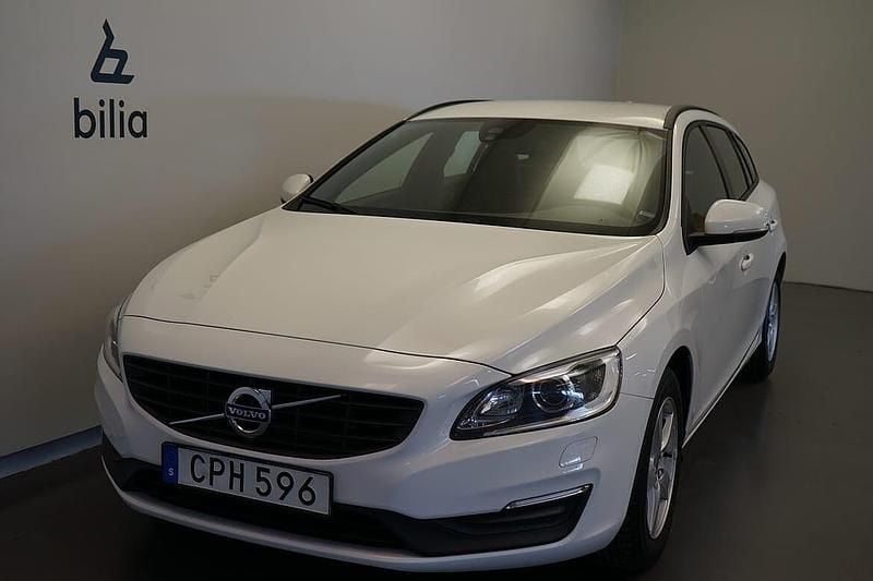 Vit Begagnad 2018 Volvo V60 Standard Kombi | 189 500 kr (Marknadspris) - Bild 1/3