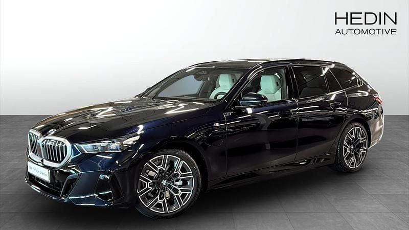Svart (blue) Begagnad 2025 BMW 530e M Sport Kombi | 648 700 kr (Marknadspris) - Bild 1/4