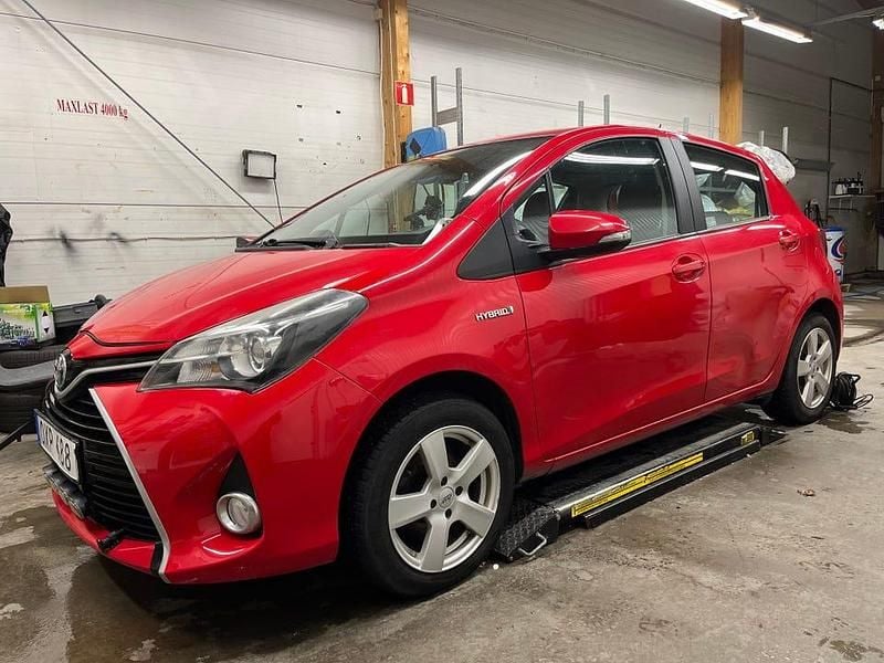 Begagnad 2015 Toyota Yaris Hybrid Halvkombi | 85 000 kr (Marknadspris) - Bild 1/4