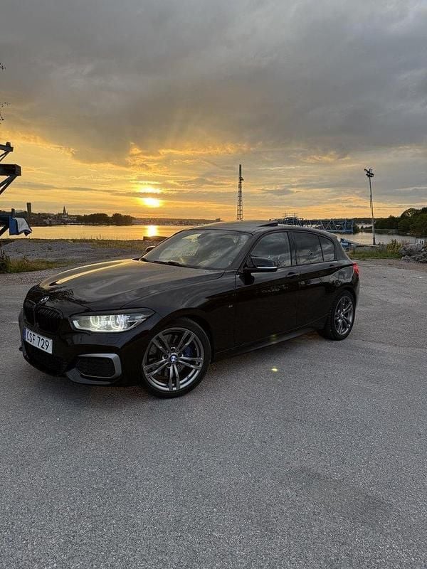 Svart Begagnad 2016 BMW M135 Halvkombi | 249 000 kr (Bra pris) - Bild 1/4