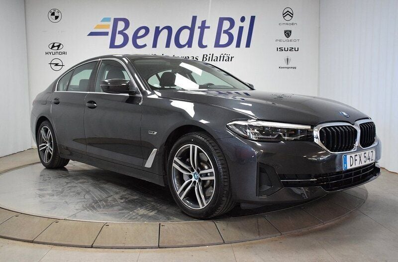 Grå Begagnad 2021 BMW 530e Sedan | 432 000 kr (Lite dyr) - Bild 1/3